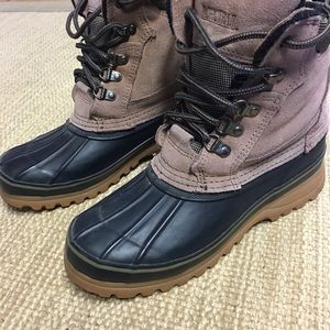 Duck boots. Women’s size 7. Navy blue bottom.